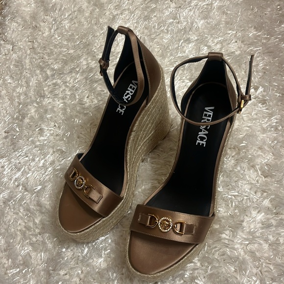 New $775  Versace MEDUSA '95 SATIN WEDGE SANDALS 120 MM - Picture 10 of 17